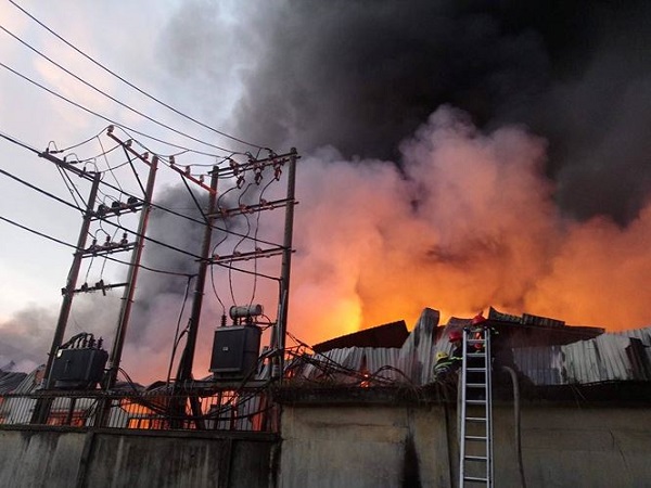 Cháy lớn thiêu rụi 1.700 m2 diện tích trong Khu công nghiệp ở Sài Gòn - Hình 1