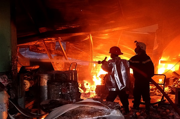 Cháy lớn thiêu rụi 1.700 m2 diện tích trong Khu công nghiệp ở Sài Gòn - Hình 2