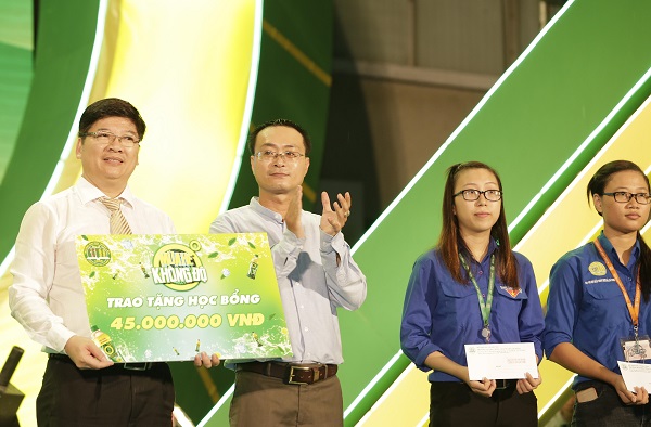 Tập đoàn Tân Hiệp Phát tặng 30 suất học bổng cho sinh viên ĐH Nông Lâm - Hình 1