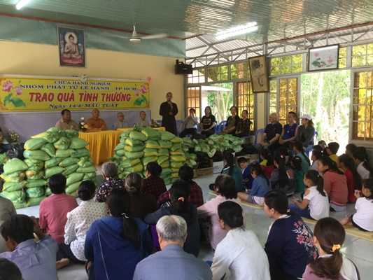 BRVT: Trao tặng 150 phần quà cho học sinh khó khăn và người nghèo xã Tóc Tiên