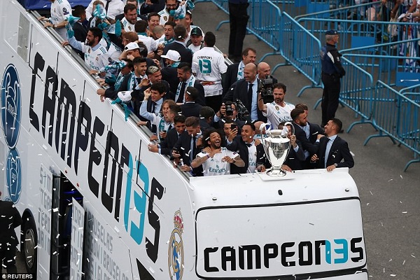 Ronaldo trấn an CĐV, Bale trầm ngâm trong ngày Real mở hội mừng vô địch C1 - Hình 3