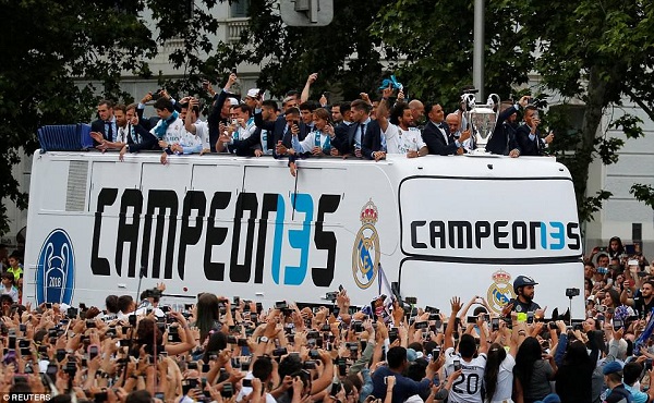 Ronaldo trấn an CĐV, Bale trầm ngâm trong ngày Real mở hội mừng vô địch C1 - Hình 4