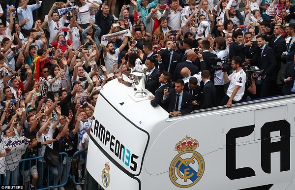Ronaldo trấn an CĐV, Bale trầm ngâm trong ngày Real mở hội mừng vô địch C1 - Hình 5
