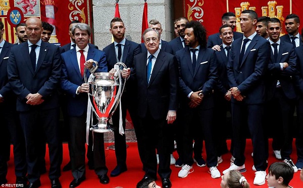 Ronaldo trấn an CĐV, Bale trầm ngâm trong ngày Real mở hội mừng vô địch C1 - Hình 6