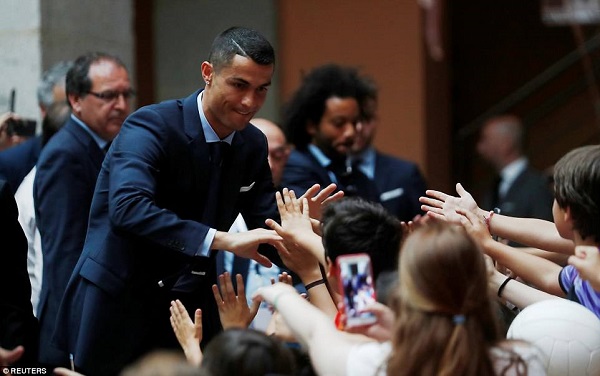 Ronaldo trấn an CĐV, Bale trầm ngâm trong ngày Real mở hội mừng vô địch C1 - Hình 7