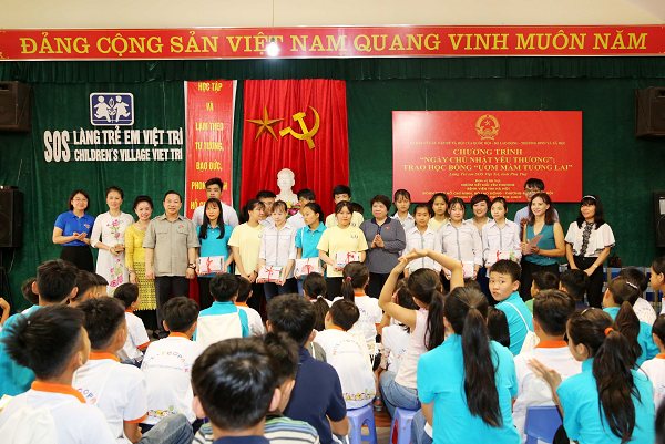 Nhiều món quà của 'Mạnh Thường Quân' đến làng trẻ em SOS Việt Trì - Hình 1