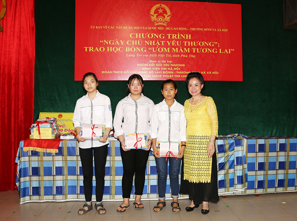 Nhiều món quà của 'Mạnh Thường Quân' đến làng trẻ em SOS Việt Trì - Hình 3