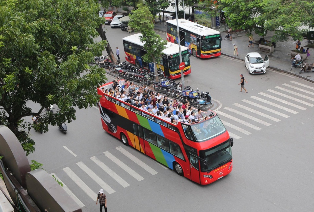 Hình ảnh xe buýt 2 tầng mui trần đầu tiên tại Hà Nội - Hình 2