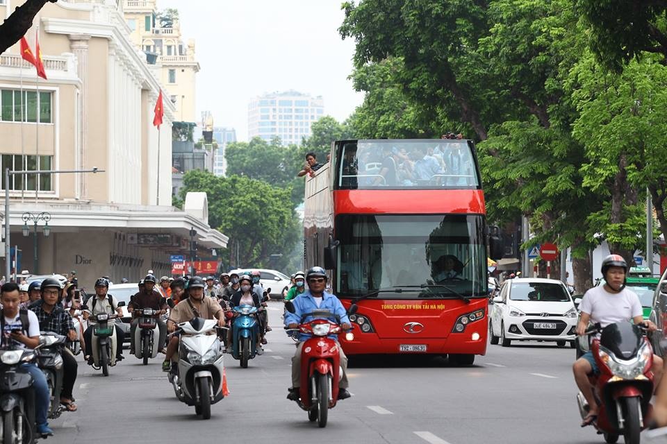 Hình ảnh xe buýt 2 tầng mui trần đầu tiên tại Hà Nội - Hình 4