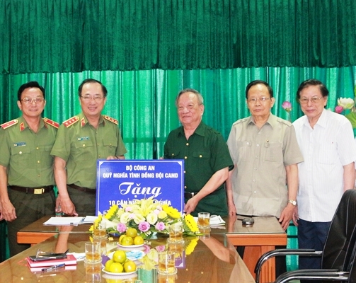 Bộ Công an tặng 10 căn nhà tình nghĩa cho cựu thanh niên xung phong