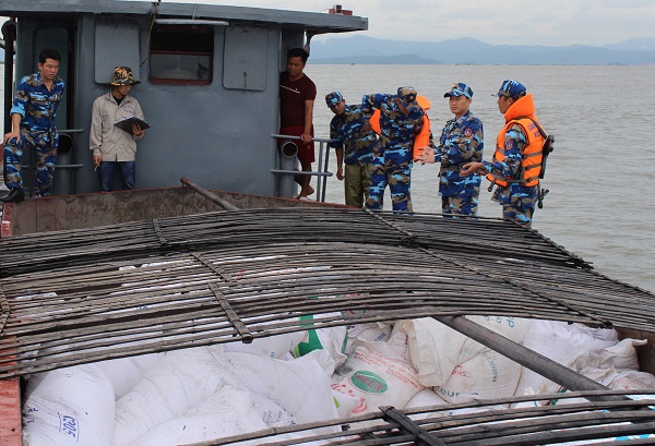 Bắt quả tang tàu vận chuyển hơn 50 tấn phân đạm Ure lậu