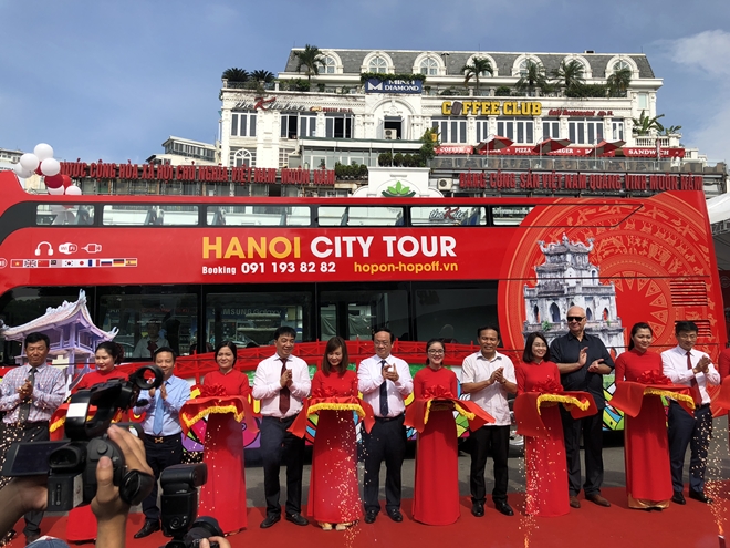 Hình ảnh xe buýt 2 tầng mui trần đầu tiên tại Hà Nội