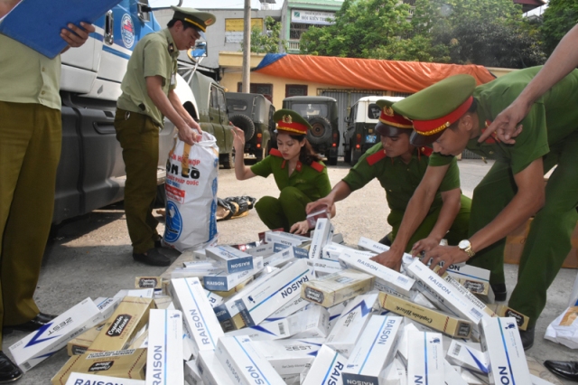 Thanh Hóa: Bắt giữ xe tải vận chuyển 6.710 bao thuốc lá lậu - Hình 1