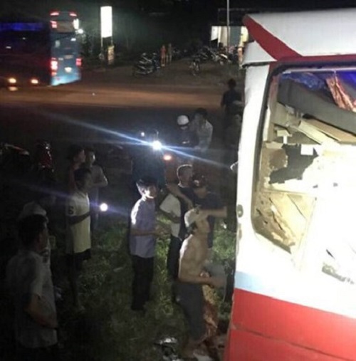 Xe container tông mạnh xe khách dừng bên đường, ít nhất 10 người bị thương