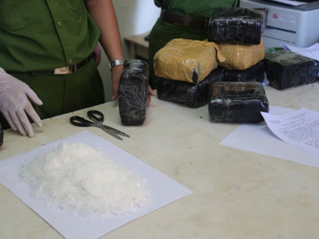 Nghệ An: Bắt 2 đối tượng vận chuyển 10kg ma túy có vũ khí nóng - Hình 2