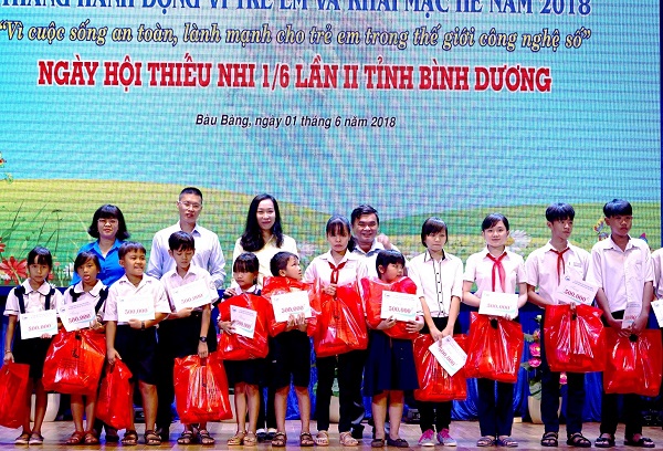 Tập đoàn Tân Hiệp Phát trao tặng hàng nghìn phần quà cho trẻ em nhân ngày Quốc tế thiếu nhi - Hình 4