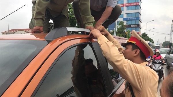 Cảnh sát giao thông cạy cửa ô tô giải cứu tài xế bất tỉnh