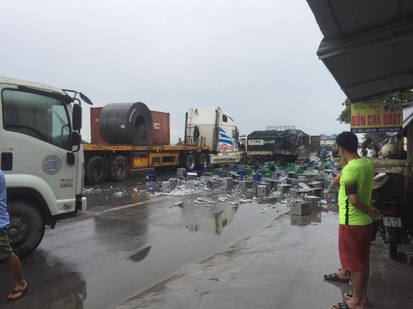 Người dân hỗ trợ tài xế thu gom hàng trăm két bia sau va chạm giao thông