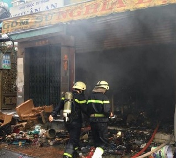 Sài Gòn: Cháy lớn tại cửa hàng gốm sứ, thiêu rụi nhiều tài sản - Hình 1