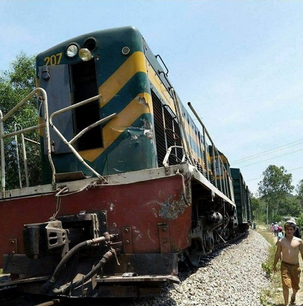 Cố tình băng qua đường ray, xe tải bị tàu hỏa hất văng 10m
