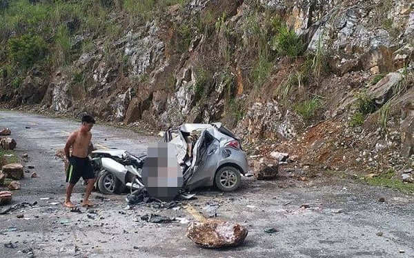 Lai Châu: Đá lăn từ trên đồi xuống đè bẹp xe ô tô 4 chỗ, 3 người thương vong