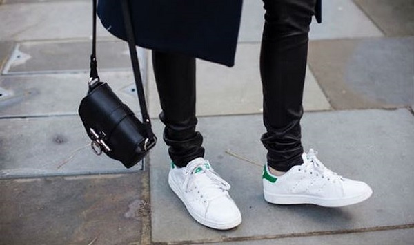 Làm sạch những đôi giày trắng