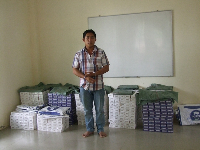 Phá đường dây dùng ô tô 'ngụy trang' vận chuyển 15.000 bao thuốc lá lậu