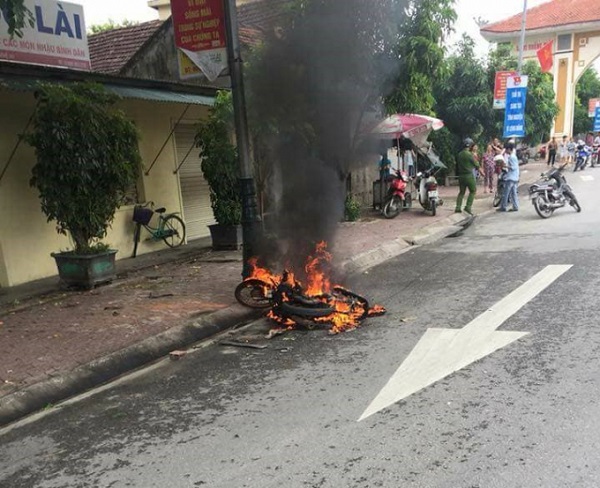 Cho rằng bị đánh võng, 2 thanh niên đuổi đánh và đốt xe của đối thủ - Hình 1