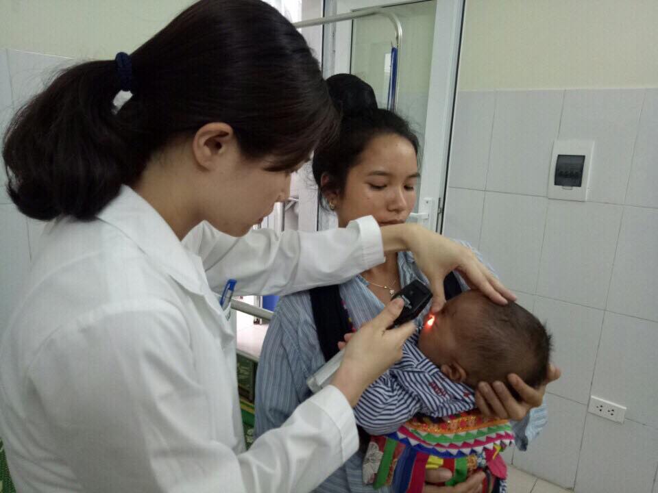 Sai lầm nghiêm trọng khi nhỏ sữa mẹ để chữa đau mắt trẻ sơ sinh - Hình 1
