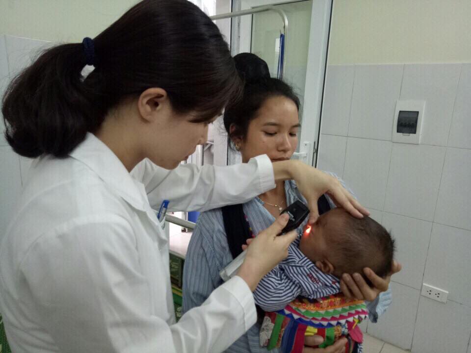 Sai lầm nghiêm trọng khi nhỏ sữa mẹ để chữa đau mắt trẻ sơ sinh
