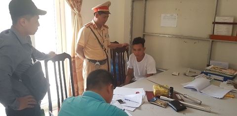 Kiểm tra xế hộp, phát hiện thanh niên mang ma túy ngủ quên trên cao tốc