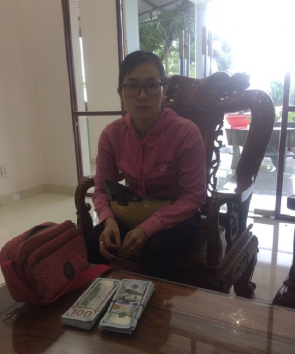 Vận chuyển trái phép 28.300 USD qua biên giới, một đối tượng nữ bị bắt giữ