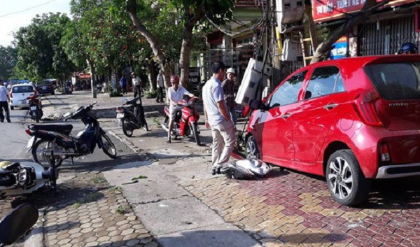 Nghệ An: Ô tô bất ngờ tăng tốc tông bay xe máy, gãy cột điện, khiến 2 người bị thương - Hình 1