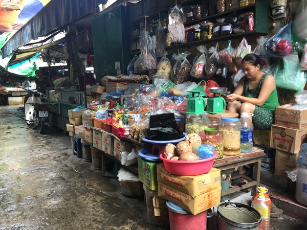 Hà Nội: Thực phẩm 'ba không' bủa vây chợ dân sinh - Hình 1