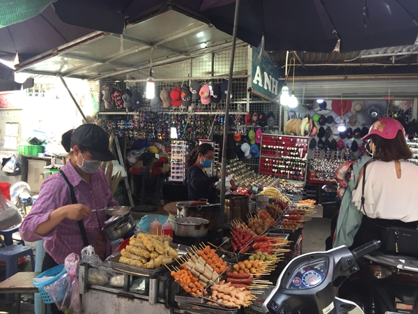 Hà Nội: Thực phẩm 'ba không' bủa vây chợ dân sinh - Hình 2