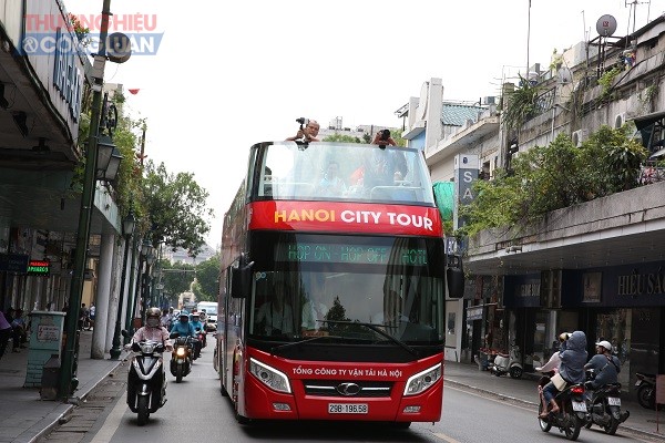 Trải nghiệm xe buýt “mui trần” sau 1 tuần khai trương ở Hà Nội - Hình 1