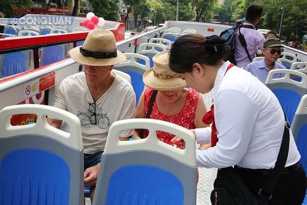 Trải nghiệm xe buýt “mui trần” sau 1 tuần khai trương ở Hà Nội - Hình 4