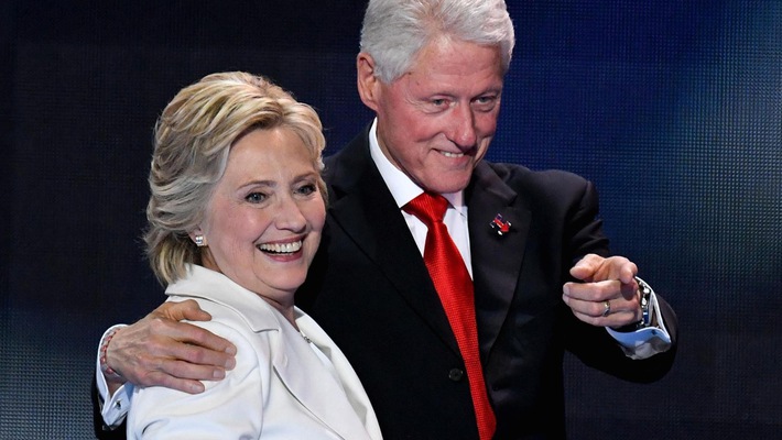 Gia đình ông Bill Clinton đã trả hết nợ và kiếm hàng trăm triệu USD như thế nào?