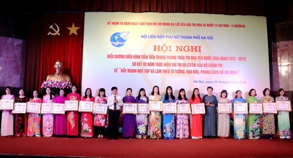 Khen thưởng nhiều Phụ nữ Thủ đô trong phong trào thi đua yêu nước