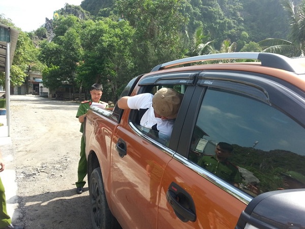 Đập kính ôtô trộm điện thoại Vertu, thẻ ngân hàng đi mua vàng