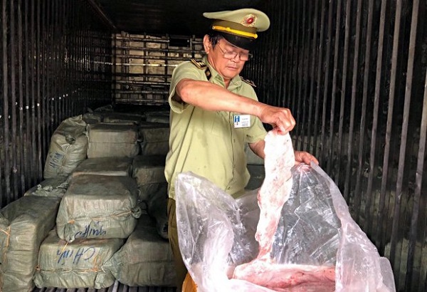 Lực lượng QLTT Đà Nẵng: Phát hiện xe container chở hơn 6,5 tấn phế phẩm động vật bốc mùi - Hình 1