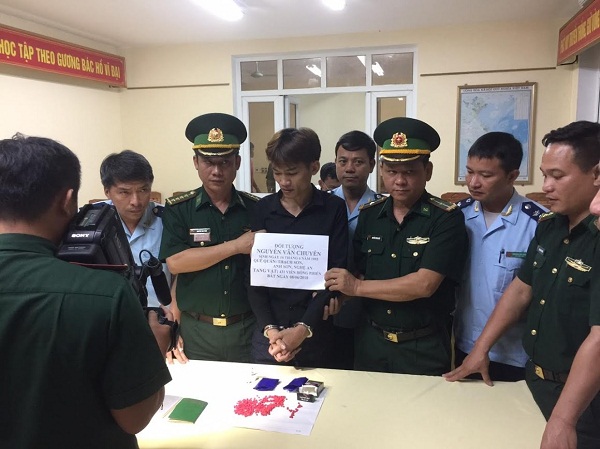 Bắt giữ đối tượng vận chuyển 431 viên hồng phiến từ Lào về Việt Nam - Hình 1