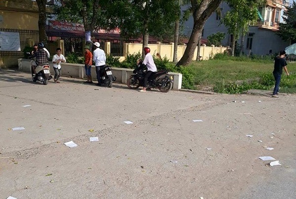 Thiệu Hóa (Thanh Hóa): La liệt 'phao thi' trước cổng trường THPT Dương Đình Nghệ - Hình 1