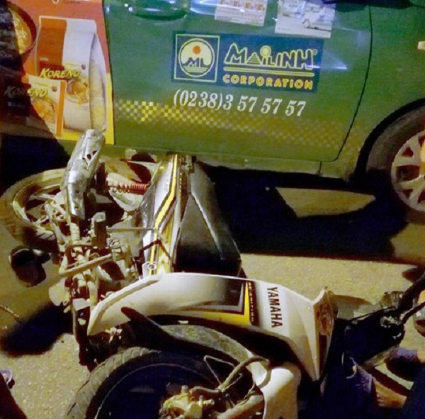Nghệ An: Va chạm giữa xe máy và xe taxi, 2 nam thanh niên bị thương - Hình 1