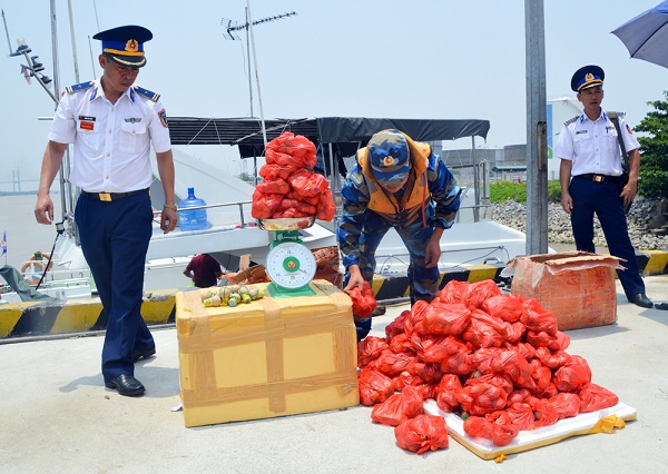 Cảnh sát biển bắt giữ hơn 1 nghìn quả pháo nổ trên biển Quảng Ninh - Hình 1