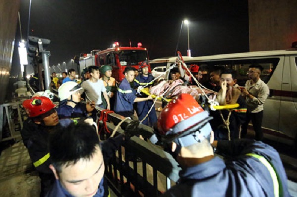 Chạy theo Flycam nam thanh niên bị rơi từ Cầu Nhật Tân xuống đất - Hình 2