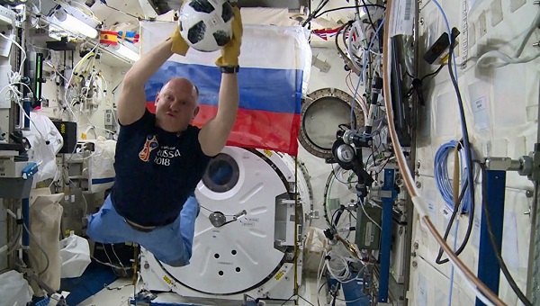 Nga sẽ dùng trái bóng trên Trạm không gian ISS cho trận khai mạc WC 2018 - Hình 1