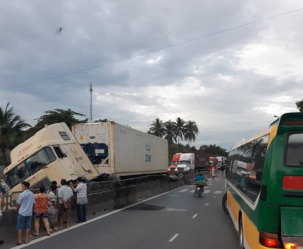 Tài xế Container buồn ngủ ‘húc’ tan dải phân cách