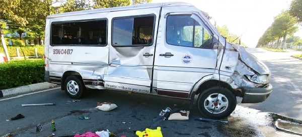 Va chạm nghiêm trọng giữa xe ô tô 7 chỗ và xe khách 16 chỗ, ít nhất 6 người thương vong