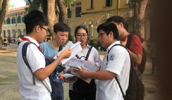 Tạm đình chỉ công tác 30 ngày đối với giáo viên tuồn đề thi ra ngoài